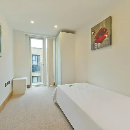 Apartment Comfortable Two Bedroom Apt In The Heart Of Kings Cross Area