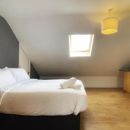 Grand Suites Near Heathrow Apartment