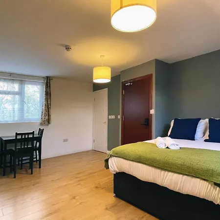 Grand Suites Near Heathrow Apartment