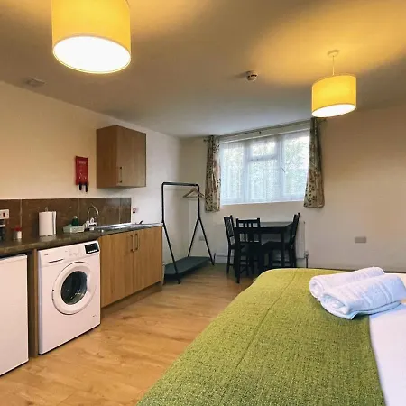 Grand Suites Near Heathrow Apartment *