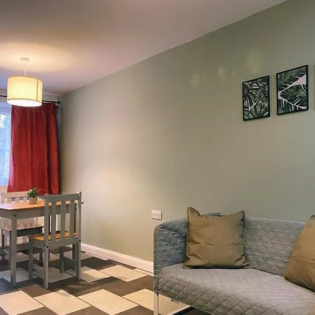 Grand Suites Near Heathrow Apartment