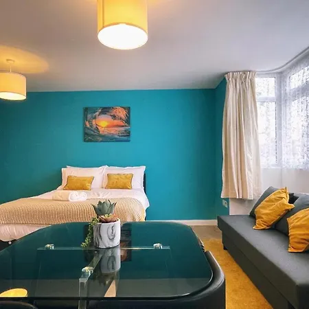 Grand Suites Near Heathrow Apartment *