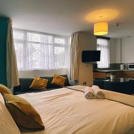 Grand Suites Near Heathrow Apartment *