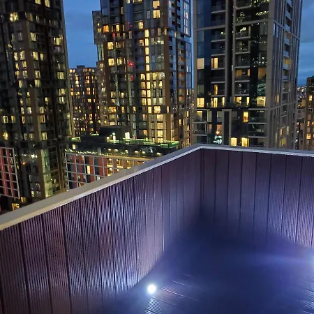 Captivating 2-bed In Canary Wharf Apartment *