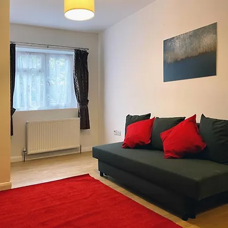 Grand Suites Near Heathrow Apartment