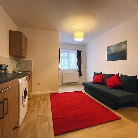 Grand Suites Near Heathrow Apartment