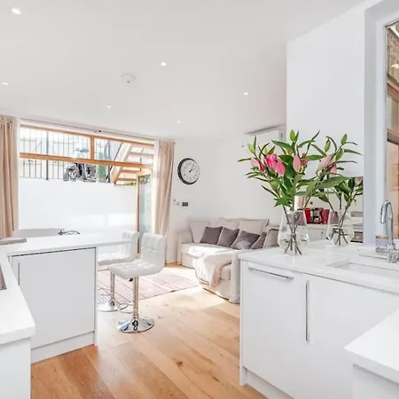 2 Bed Garden Flat With Air Con By Fulham Broadway 아파트 *