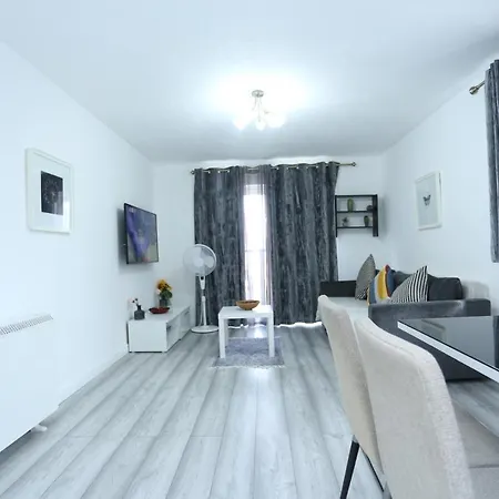 Modern 2 Bedroom Flat, With Free Parking, And Wifi شقة *