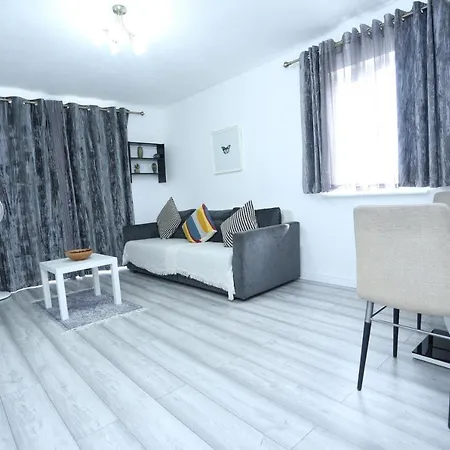 Modern 2 Bedroom Flat, With Free Parking, And Wifi *