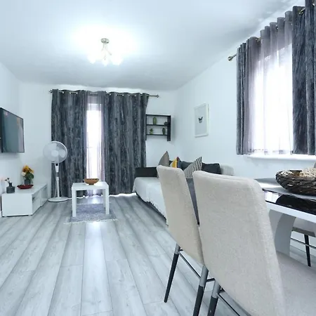 شقة Modern 2 Bedroom Flat, With Free Parking, And Wifi *