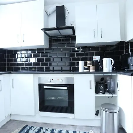 شقة Modern 2 Bedroom Flat, With Free Parking, And Wifi *