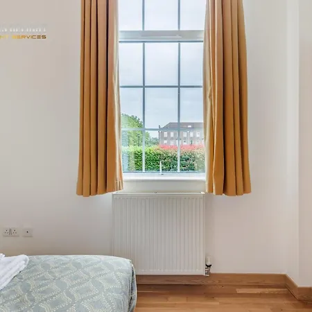 Luxurious 3 Bed In Dagenham, Barking With Free Parking & Wifi *