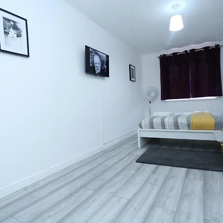Modern 2 Bedroom Flat, With Free Parking, And Wifi شقة