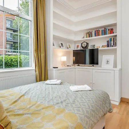Luxurious 3 Bed In Dagenham, Barking With Free Parking & Wifi