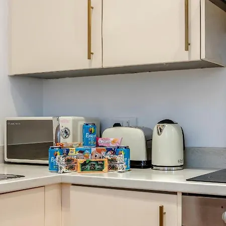 Luxurious 3 Bed In Dagenham, Barking With Free Parking & Wifi Apartment Goodmayes