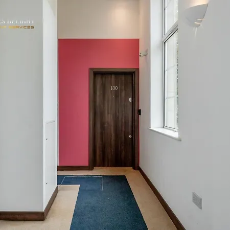 Luxurious 3 Bed In Dagenham, Barking With Free Parking & Wifi