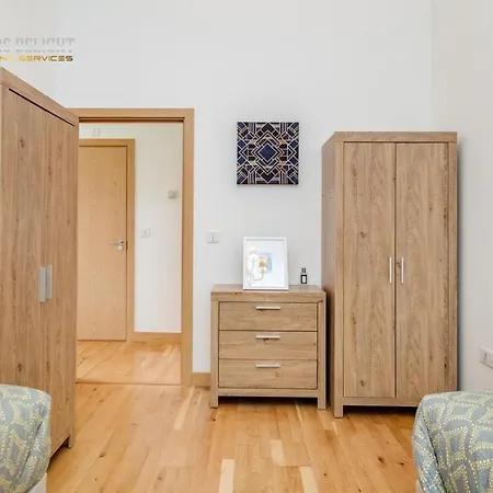 Luxurious 3 Bed In Dagenham, Barking With Free Parking & Wifi Apartment