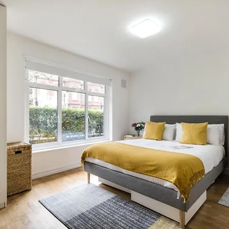 Bright And Spacious Philbeach Garden 런던