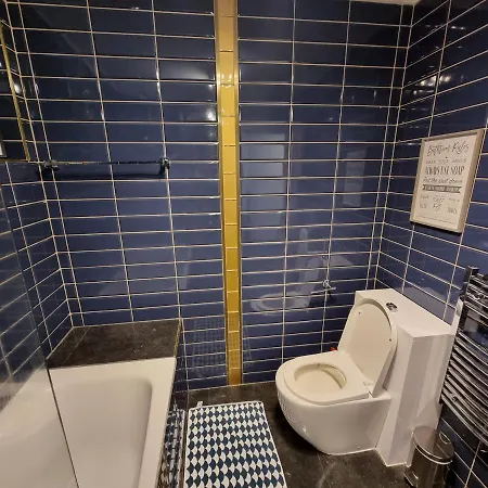 Spacious & Central Park Ground Floor Flat Apartment London