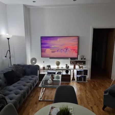 Spacious & Central Park Ground Floor Flat Apartment London