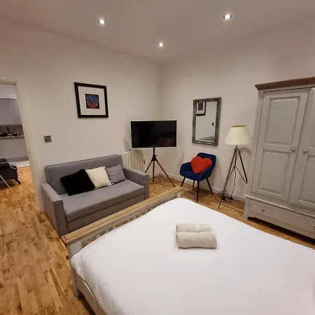 Apartment Spacious & Central Park Ground Floor Flat London