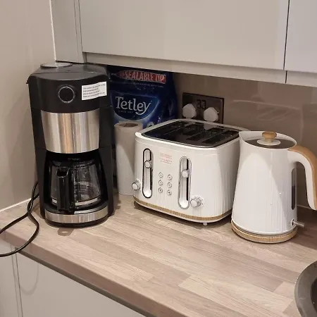 Spacious & Central Park Ground Floor Flat Apartment London