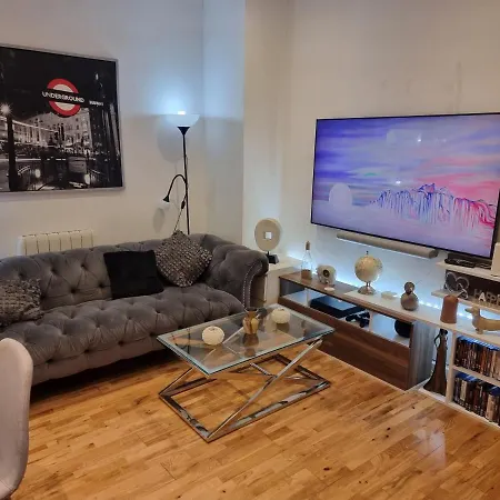 Spacious & Central Park Ground Floor Flat * London