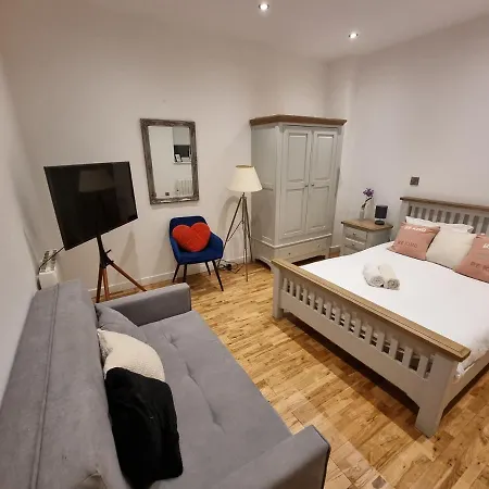 Spacious & Central Park Ground Floor Flat Apartment