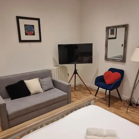 Spacious & Central Park Ground Floor Flat *