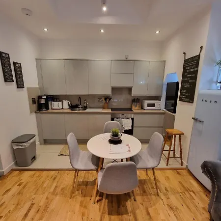 Spacious & Central Park Ground Floor Flat *