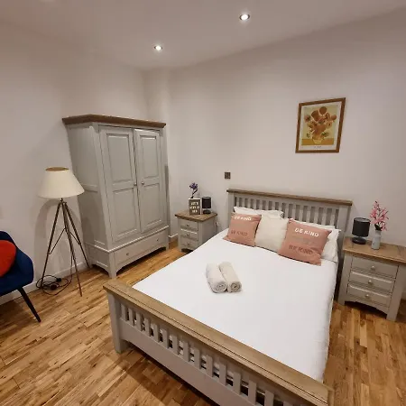 Apartment Spacious & Central Park Ground Floor Flat *