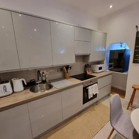Apartment Spacious & Central Park Ground Floor Flat London