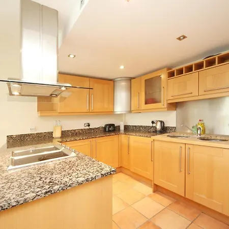 Lovely 2 Bedroom With Amazing Views In E14 Apartment *
