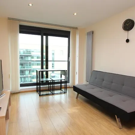 Lovely 2 Bedroom With Amazing Views In E14 *