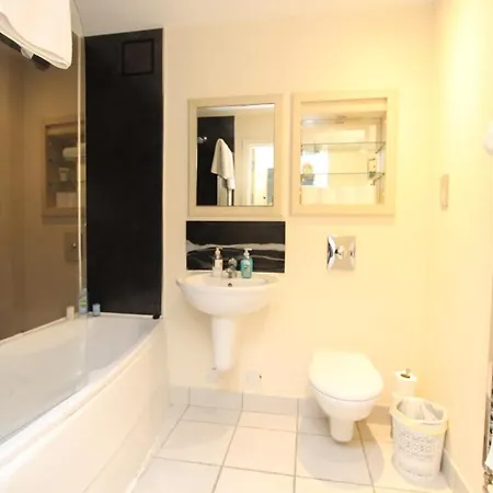 Lovely 2 Bedroom With Amazing Views In E14 *