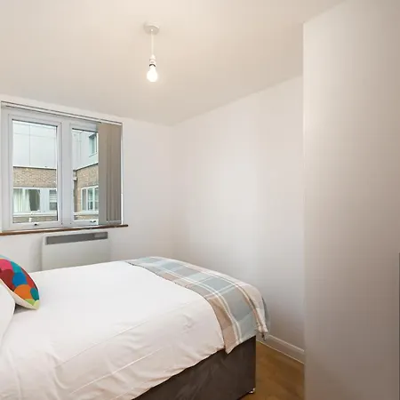 Apartment Beautiful 2bed 2bath 4mins To Train Station With Wifi And Free Parking *