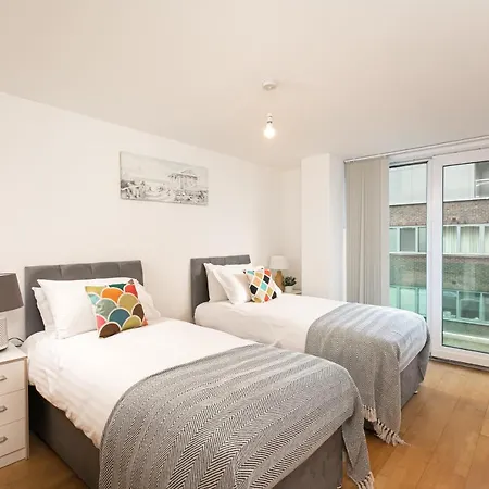 Apartment Beautiful 2bed 2bath 4mins To Train Station With Wifi And Free Parking