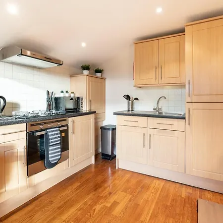 Apartment 1bd For 2-4. New Flooring & Furnishings Enfield