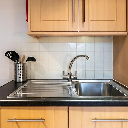 Apartment 1bd For 2-4. New Flooring & Furnishings Enfield