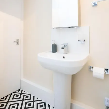 Apartment 1bd For 2-4. New Flooring & Furnishings *