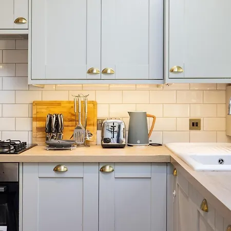 The Richmond Upon Thames Escape - Modern 2bdr Flat With Garden And Parking شقة لندن