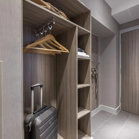 Sleeper At Royal National Otel 4*