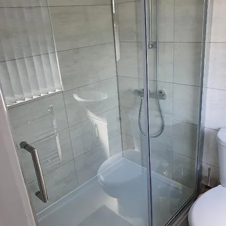 New Self Contained Flat,in Hayes, Free Parking Affittacamere Northolt (Greater London)