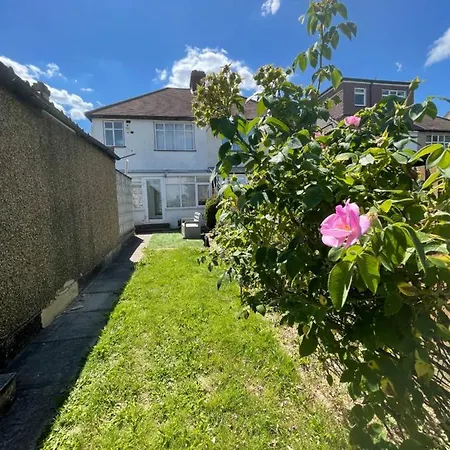 3 Bedroom House In Sutton Apartment *