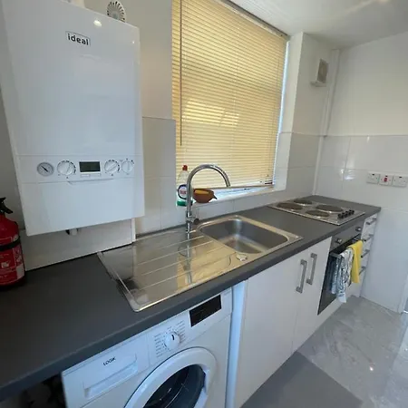 3 Bedroom House In Sutton Apartment *