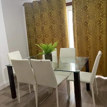 3 Bedroom House In Sutton Apartment Morden (Greater London)