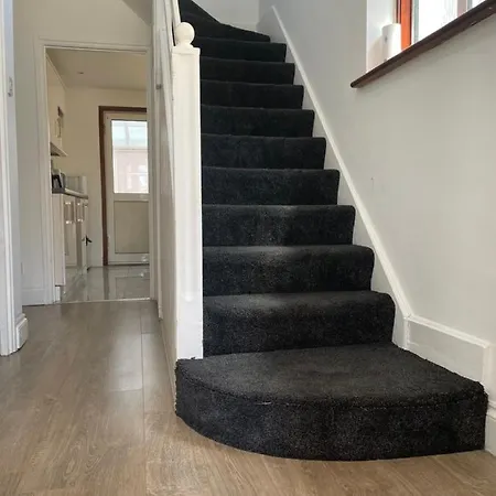 Apartment 3 Bedroom House In Sutton