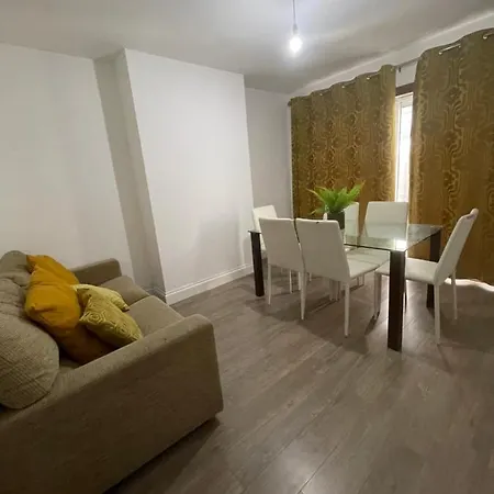 Apartment 3 Bedroom House In Sutton