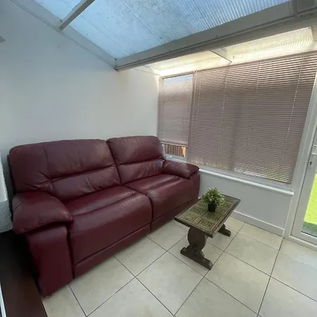 3 Bedroom House In Sutton Apartment *