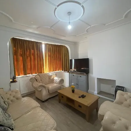 Apartment 3 Bedroom House In Sutton